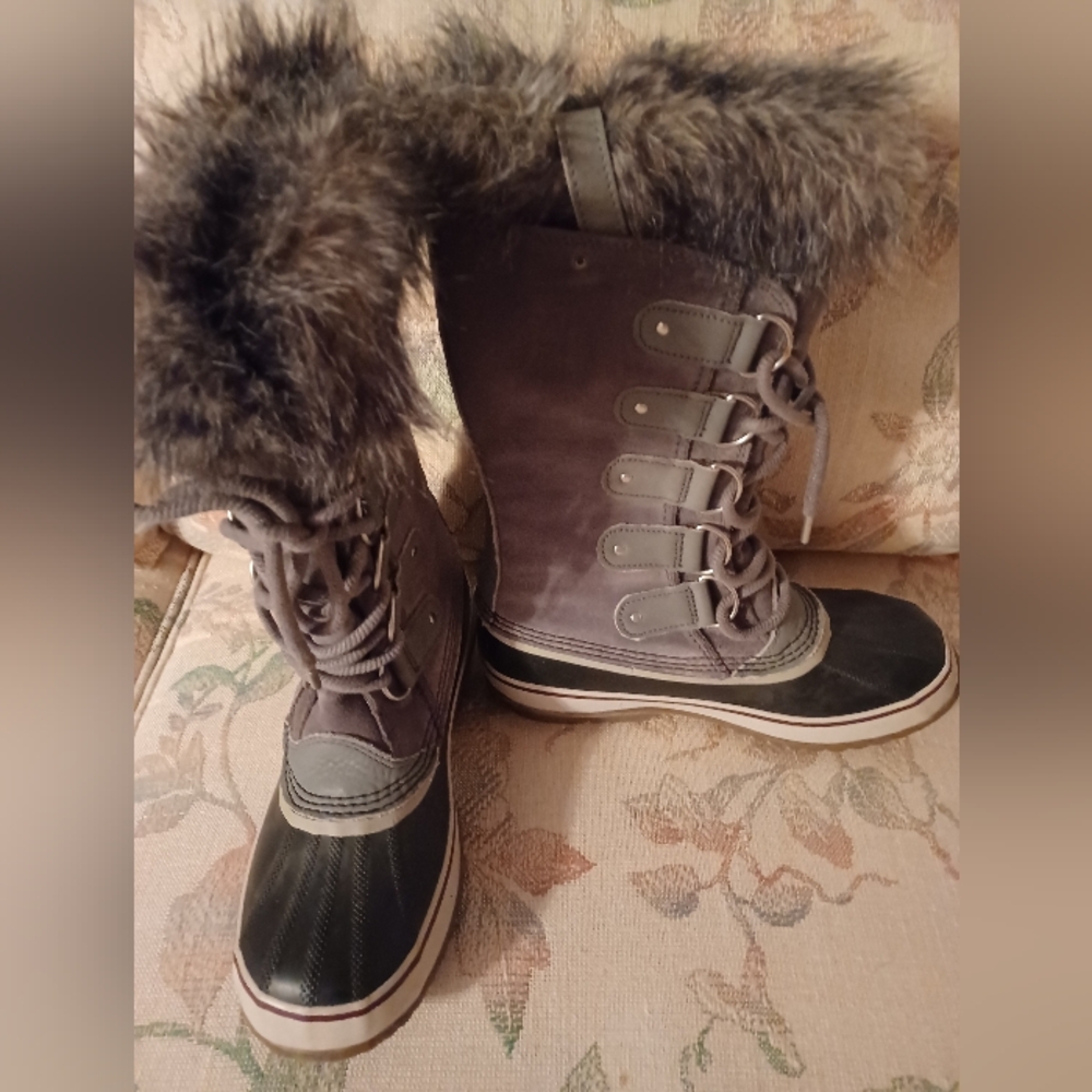 Sorel 9 Women's Black and Gray Fur-Lined Winter Boots Joan Of Arctic